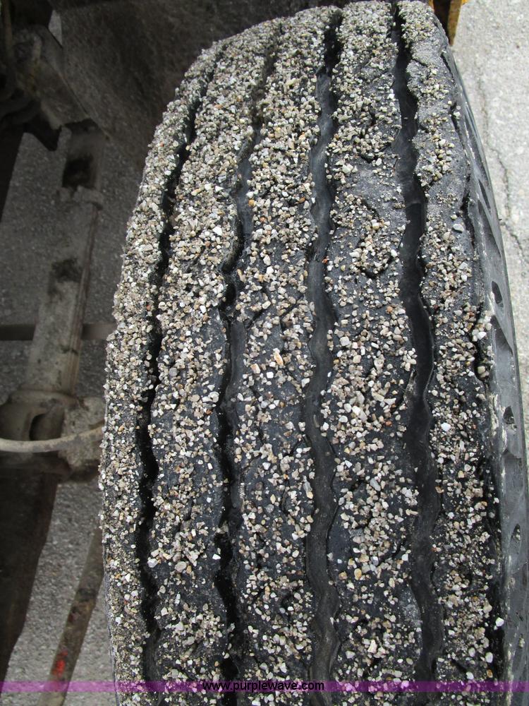 image for item D2307 1982 International S1700 oil distributor truck