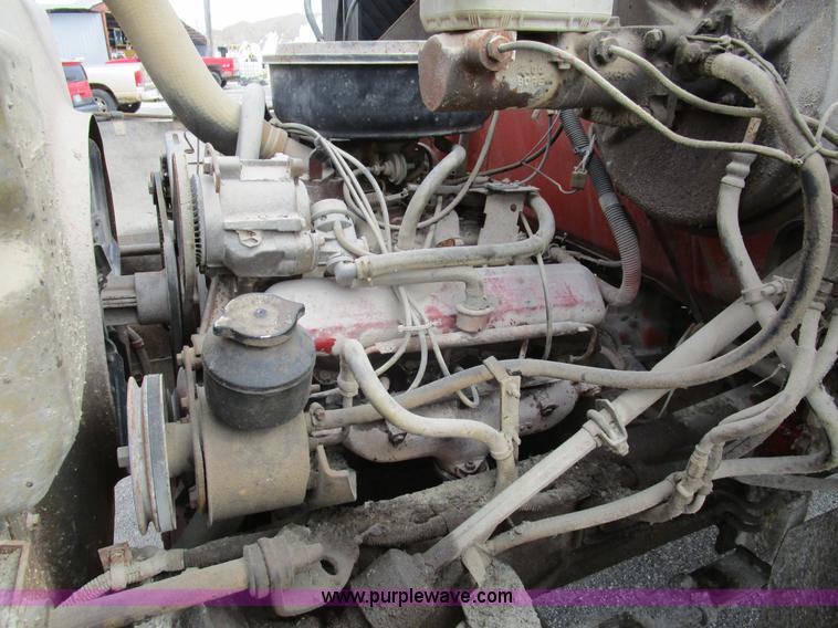 image for item D2307 1982 International S1700 oil distributor truck