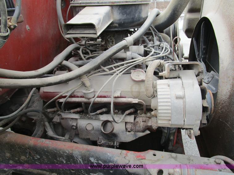 image for item D2307 1982 International S1700 oil distributor truck