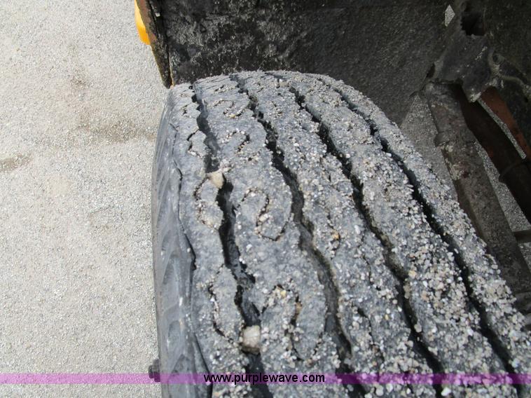 image for item D2307 1982 International S1700 oil distributor truck