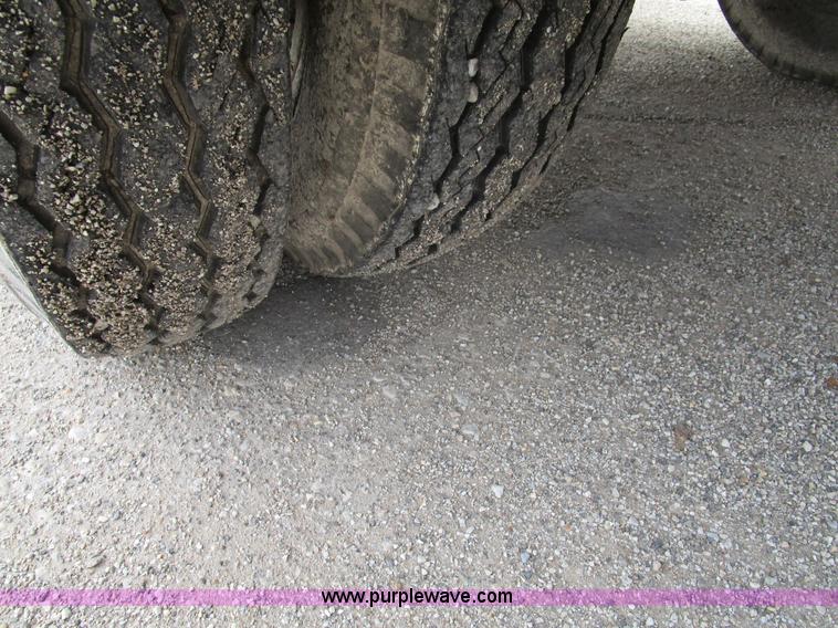 image for item D2307 1982 International S1700 oil distributor truck