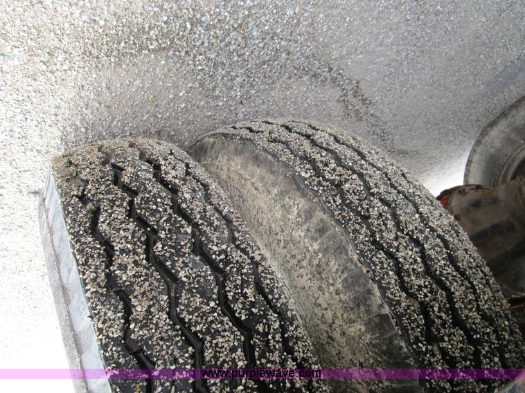 image for item D2307 1982 International S1700 oil distributor truck