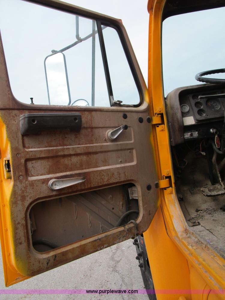 image for item D2307 1982 International S1700 oil distributor truck