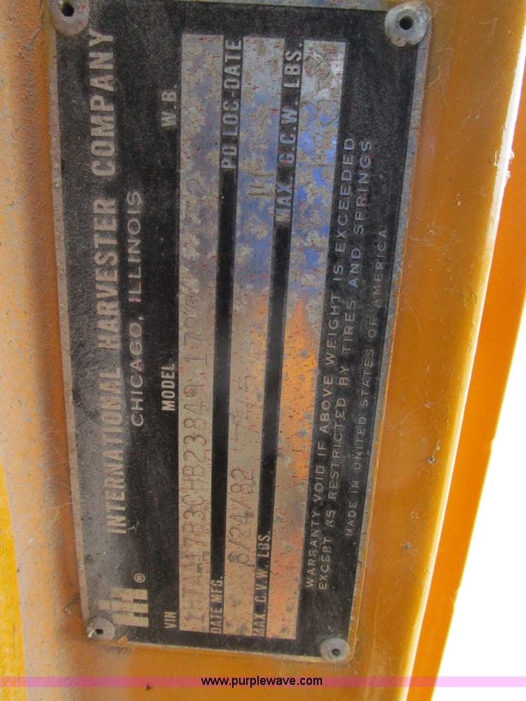 image for item D2307 1982 International S1700 oil distributor truck