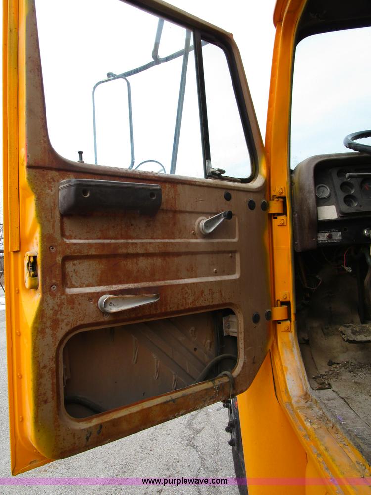 image for item D2307 1982 International S1700 oil distributor truck