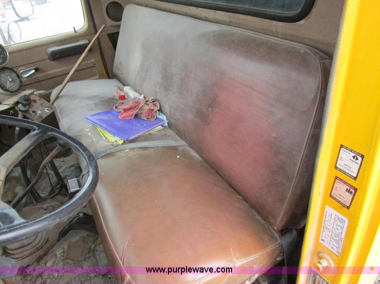 image for item D2307 1982 International S1700 oil distributor truck