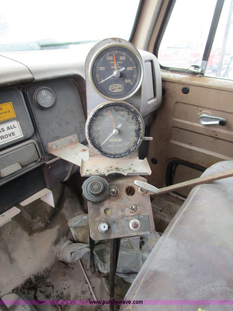 image for item D2307 1982 International S1700 oil distributor truck