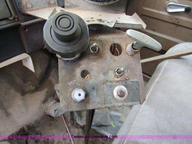 image for item D2307 1982 International S1700 oil distributor truck