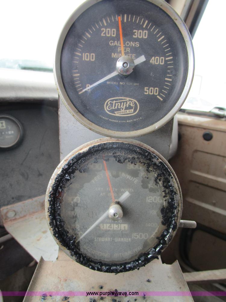 image for item D2307 1982 International S1700 oil distributor truck