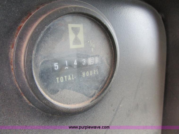 image for item D2307 1982 International S1700 oil distributor truck