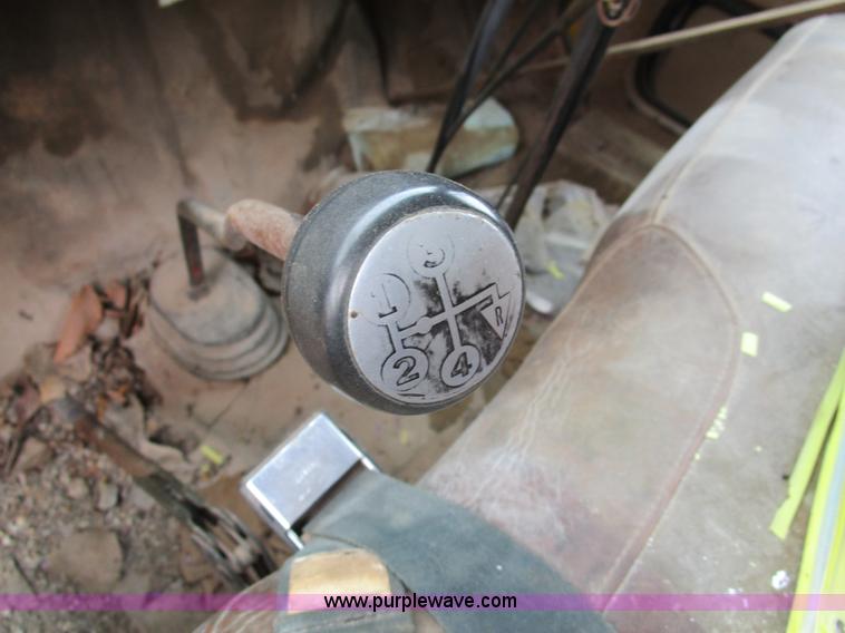 image for item D2307 1982 International S1700 oil distributor truck