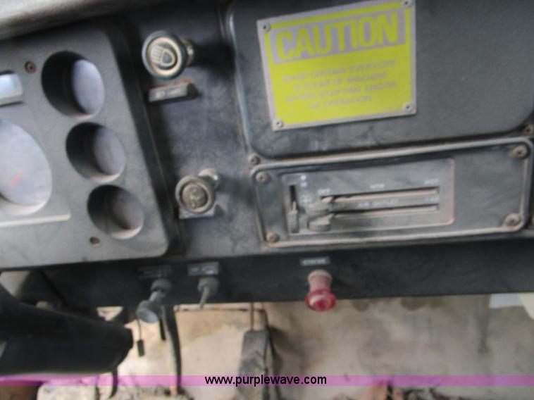 image for item D2307 1982 International S1700 oil distributor truck