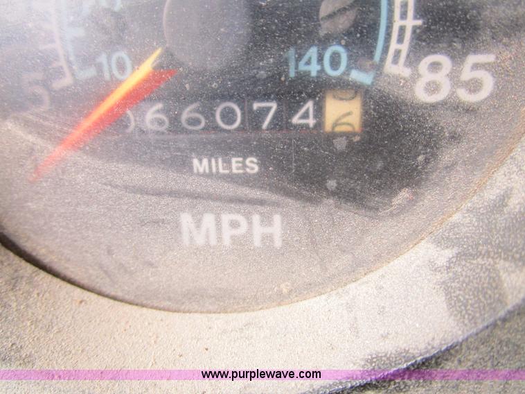 image for item D2307 1982 International S1700 oil distributor truck