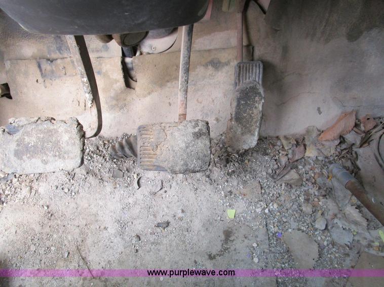 image for item D2307 1982 International S1700 oil distributor truck