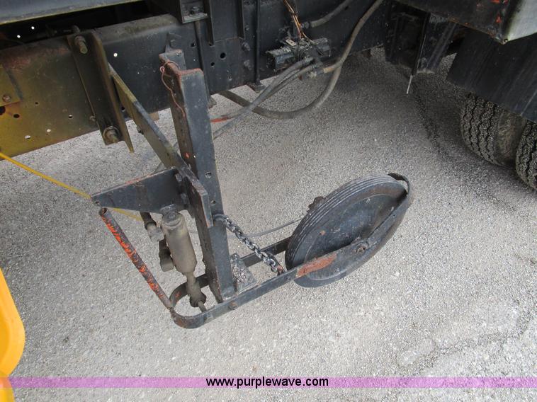 image for item D2307 1982 International S1700 oil distributor truck