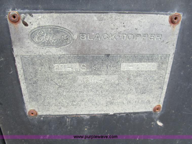 image for item D2307 1982 International S1700 oil distributor truck