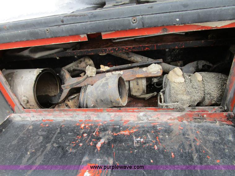 image for item D2307 1982 International S1700 oil distributor truck