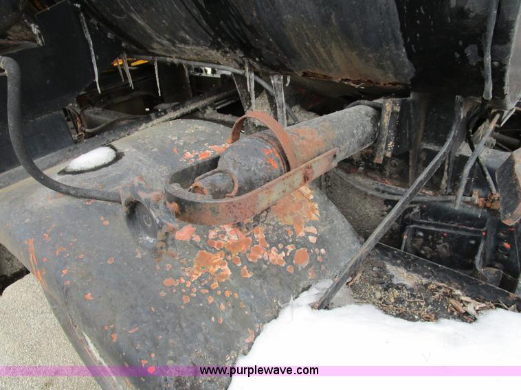 image for item D2307 1982 International S1700 oil distributor truck