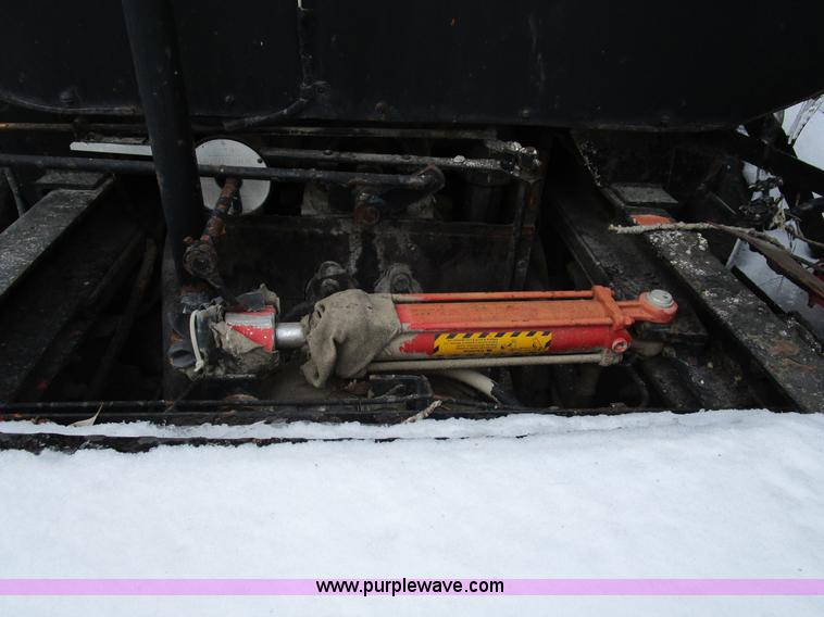 image for item D2307 1982 International S1700 oil distributor truck