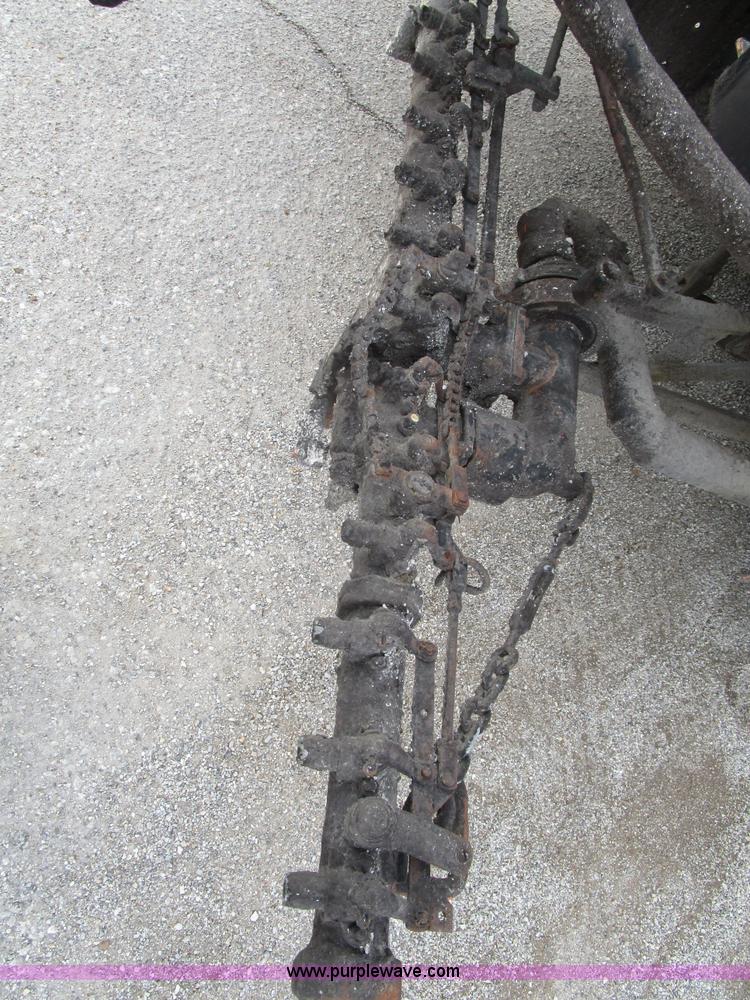 image for item D2307 1982 International S1700 oil distributor truck