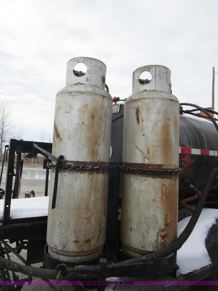 image for item D2307 1982 International S1700 oil distributor truck