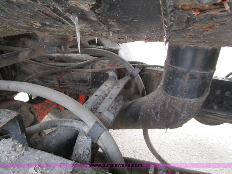 image for item D2307 1982 International S1700 oil distributor truck