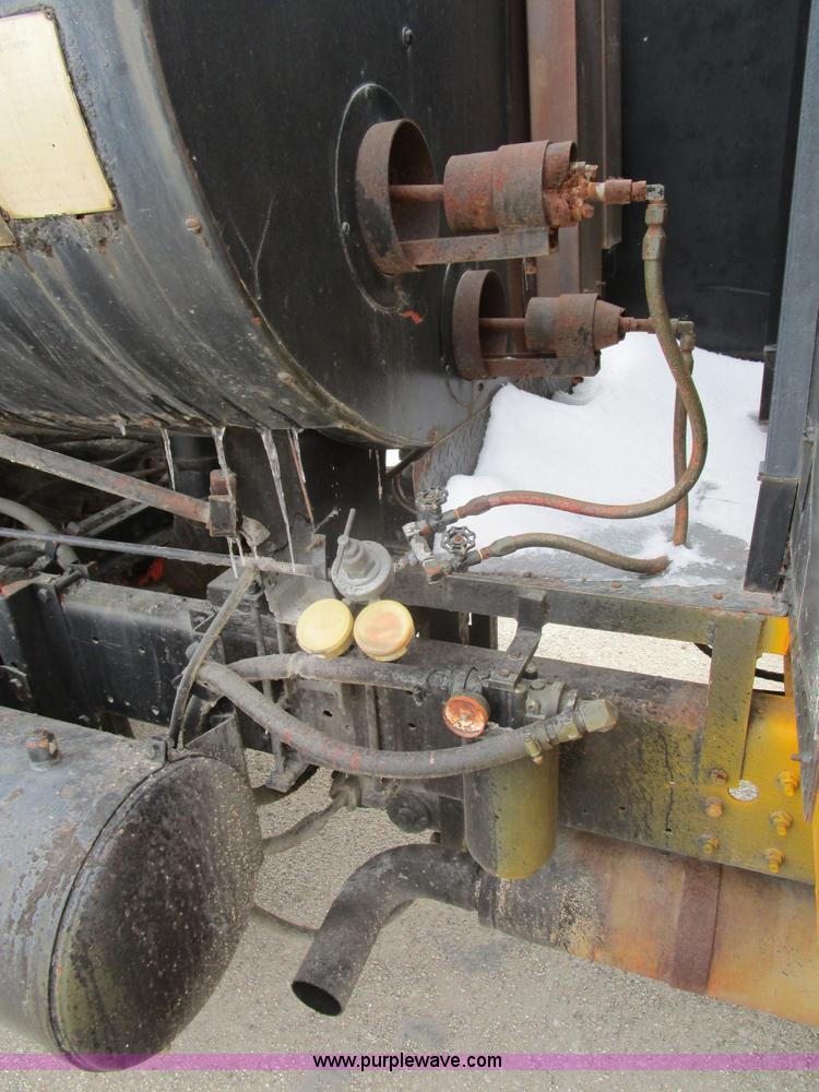 image for item D2307 1982 International S1700 oil distributor truck