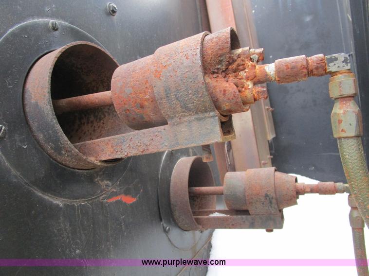 image for item D2307 1982 International S1700 oil distributor truck