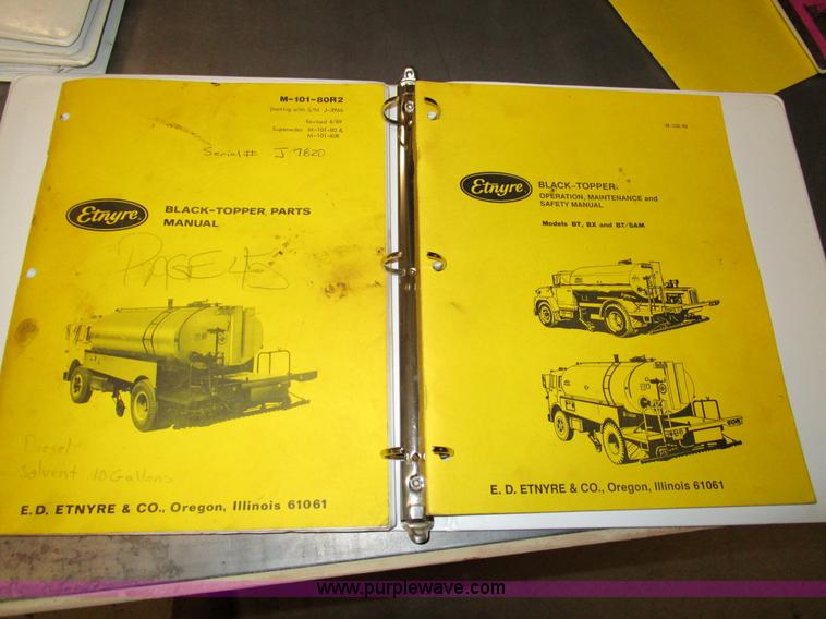 image for item D2307 1982 International S1700 oil distributor truck
