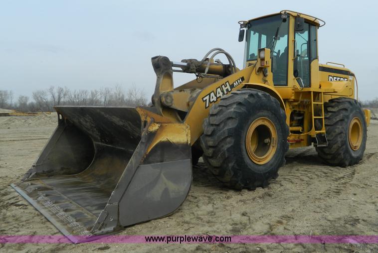 image for item D6133 2001 John Deere 744H wheel loader