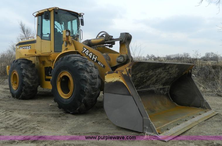 image for item D6133 2001 John Deere 744H wheel loader