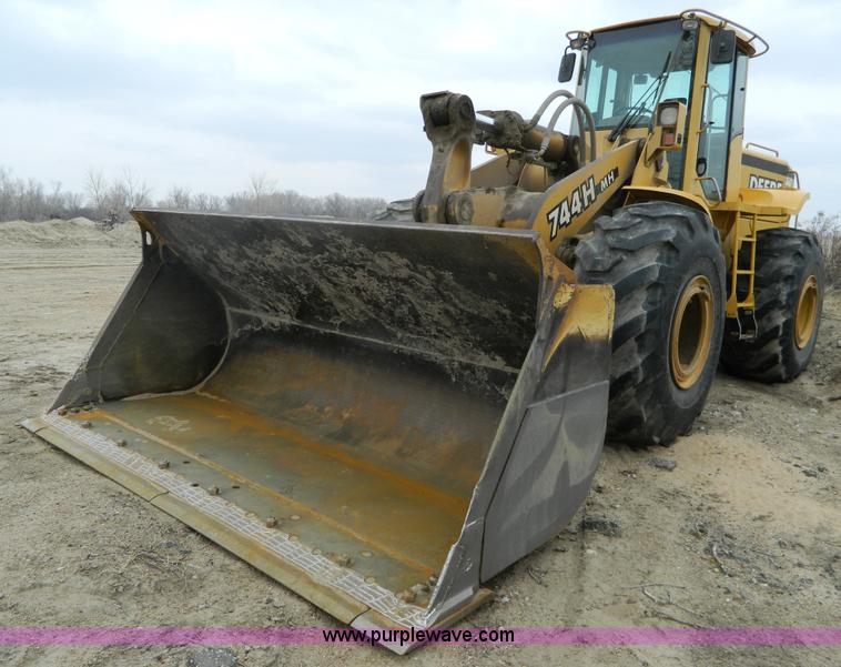 image for item D6133 2001 John Deere 744H wheel loader