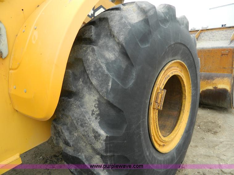 image for item D6133 2001 John Deere 744H wheel loader