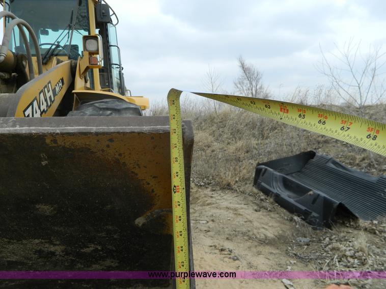 image for item D6133 2001 John Deere 744H wheel loader