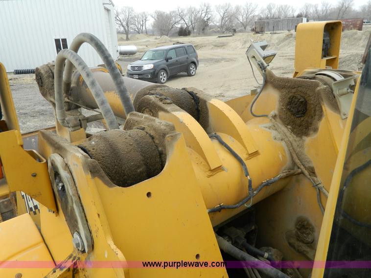 image for item D6133 2001 John Deere 744H wheel loader