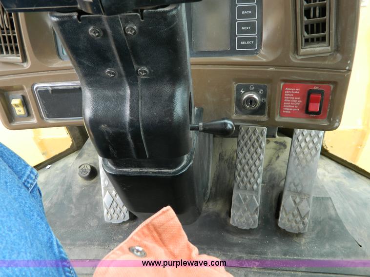 image for item D6133 2001 John Deere 744H wheel loader