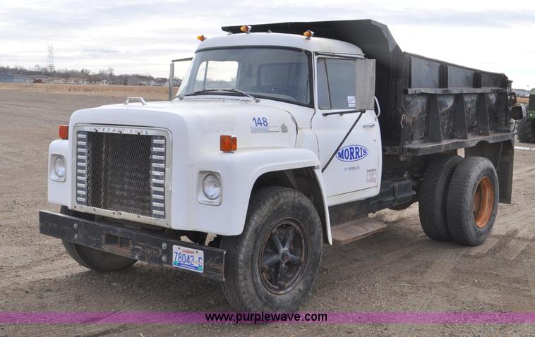 image for item F2225 1976 International Loadstar 1600 dump truck