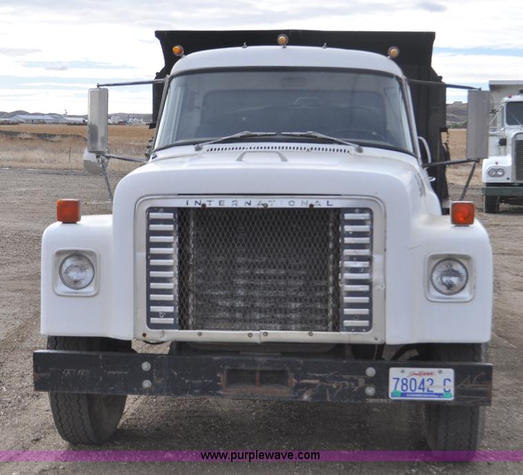 image for item F2225 1976 International Loadstar 1600 dump truck