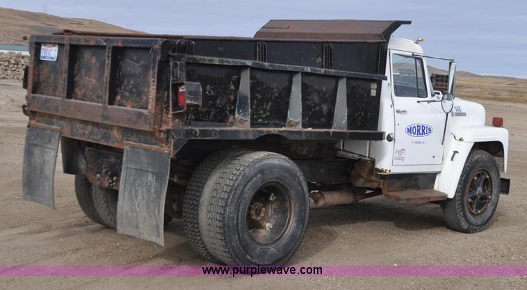 image for item F2225 1976 International Loadstar 1600 dump truck