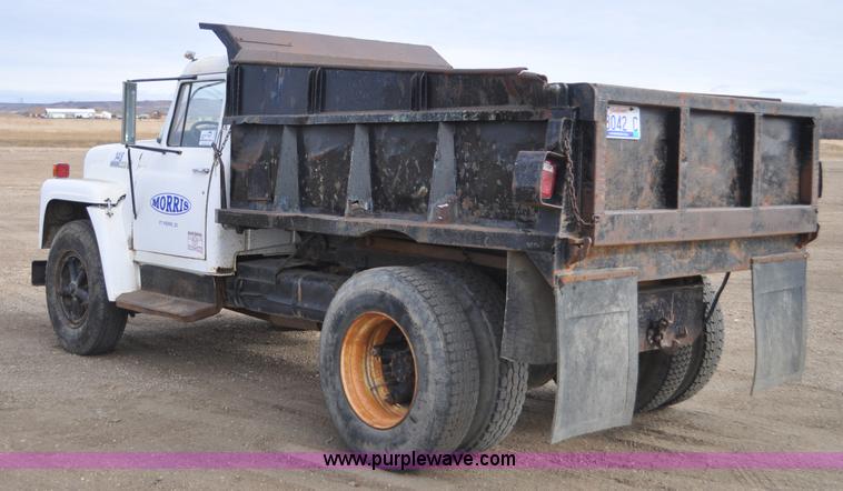 image for item F2225 1976 International Loadstar 1600 dump truck