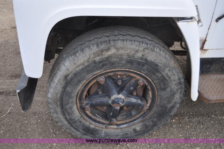 image for item F2225 1976 International Loadstar 1600 dump truck