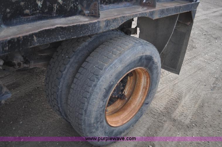 image for item F2225 1976 International Loadstar 1600 dump truck