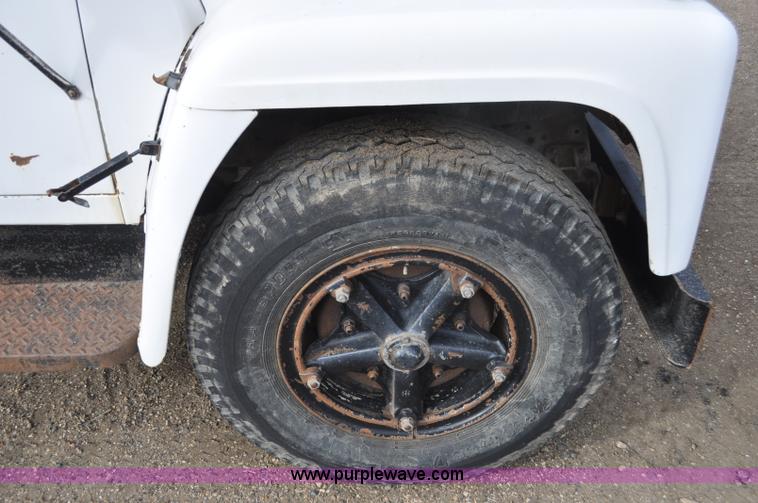 image for item F2225 1976 International Loadstar 1600 dump truck