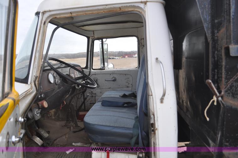 image for item F2225 1976 International Loadstar 1600 dump truck