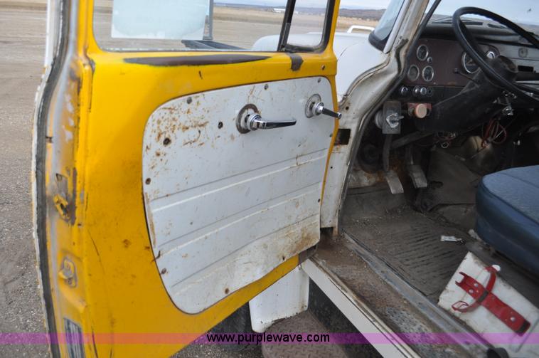 image for item F2225 1976 International Loadstar 1600 dump truck