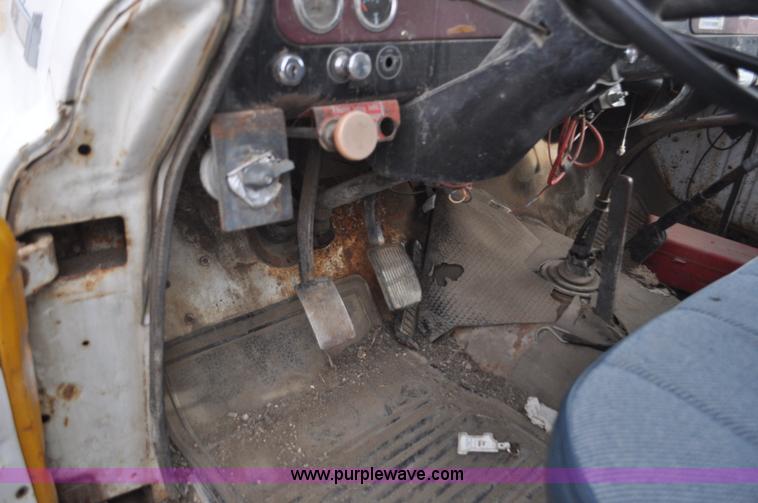 image for item F2225 1976 International Loadstar 1600 dump truck