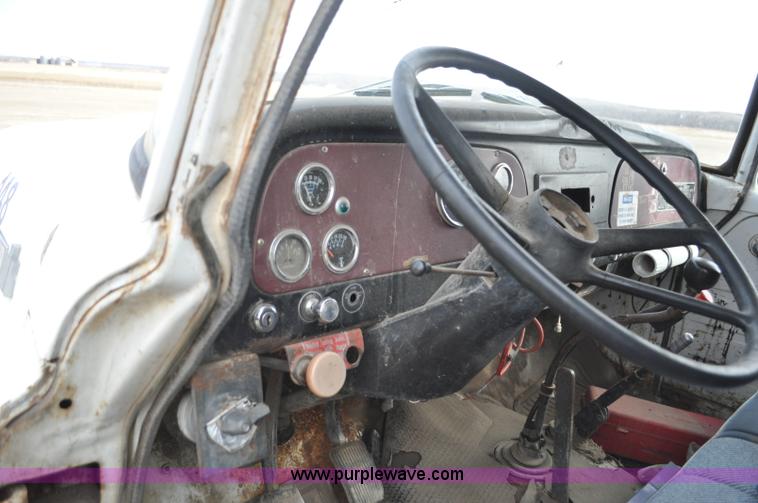 image for item F2225 1976 International Loadstar 1600 dump truck