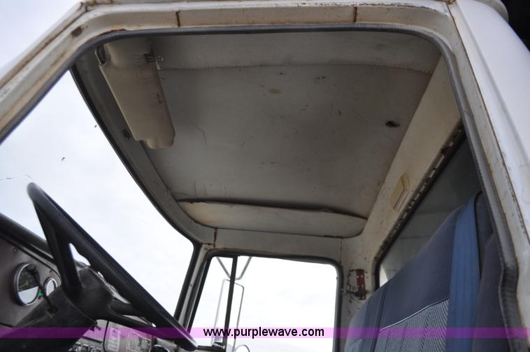 image for item F2225 1976 International Loadstar 1600 dump truck