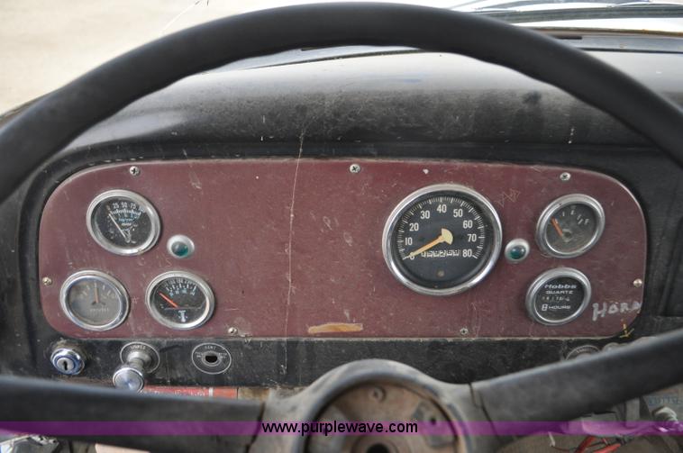 image for item F2225 1976 International Loadstar 1600 dump truck