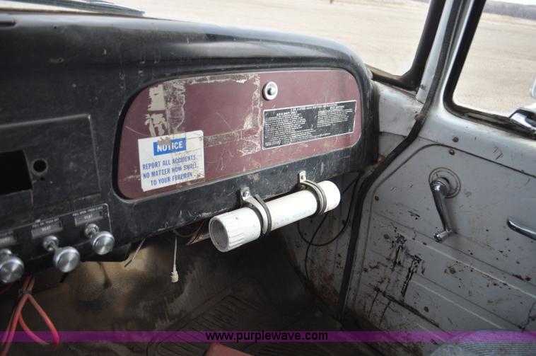 image for item F2225 1976 International Loadstar 1600 dump truck